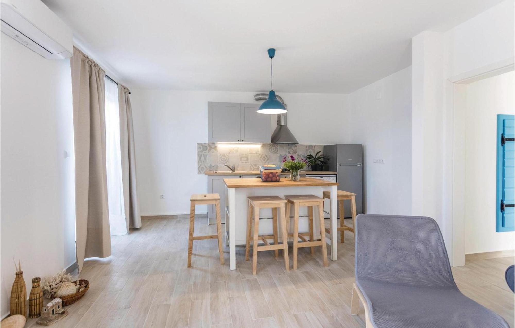 Awesome Apartment In Blace With House Sea View Exteriör bild